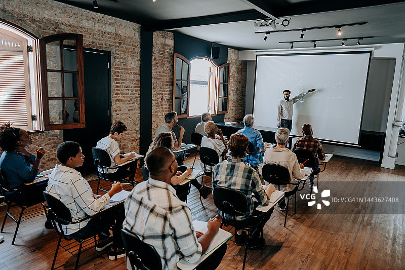 教室里的成年学生图片素材