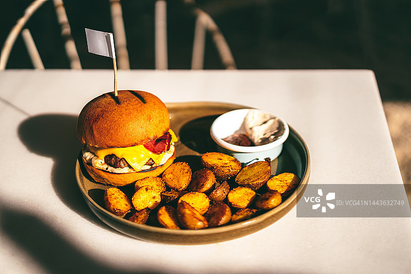 阳光下餐桌上的美味街头小吃图片素材