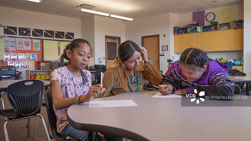 纳瓦霍本土教师帮助学生完成作业图片素材