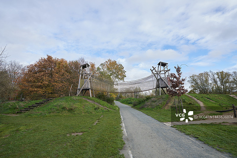 游乐场里的绳索桥图片素材