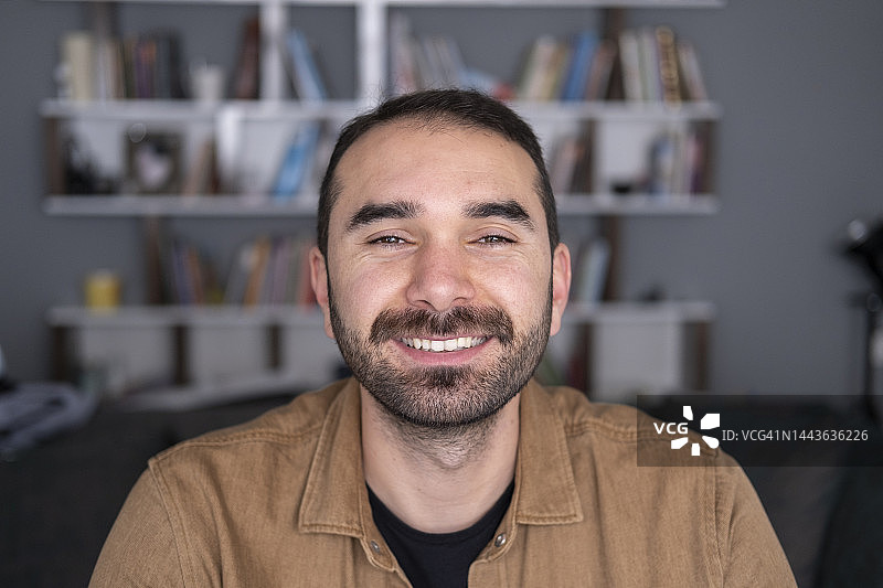 快乐微笑的男人图片素材