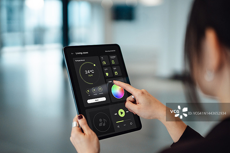 使用智能数字仪表板控制在数字平板电脑上控制智能电子设备图片素材