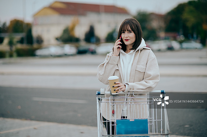 购物中的年轻女子图片素材