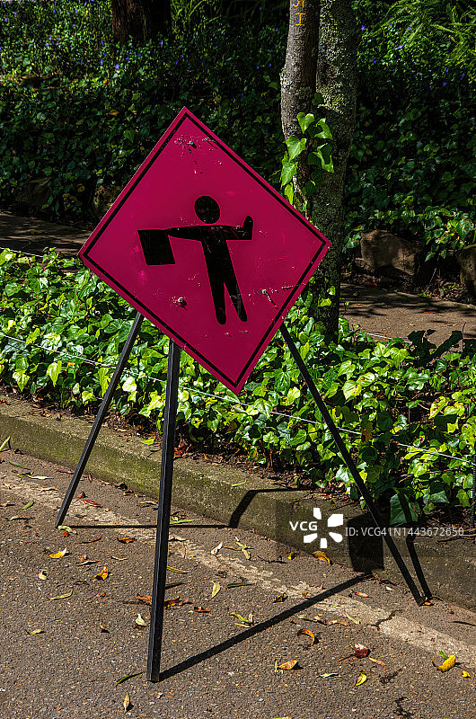 交通警告标志：前方道路有交通信号员图片素材