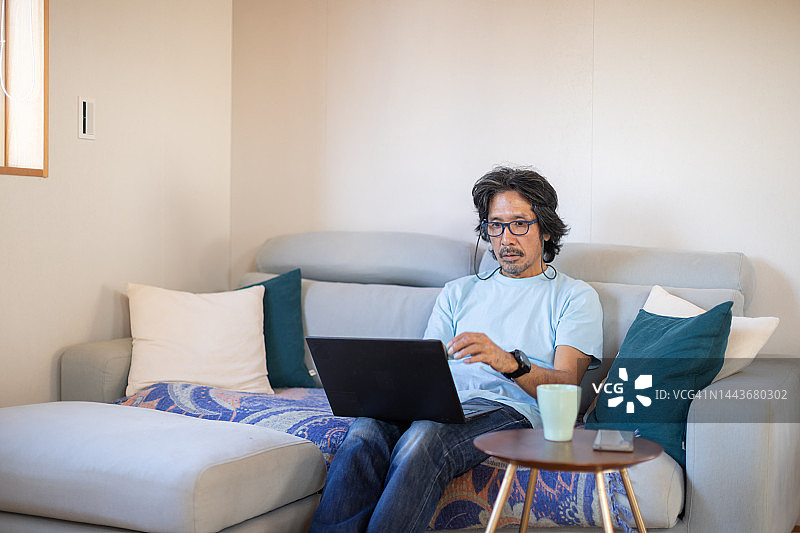 自由职业者在家庭办公室工作图片素材