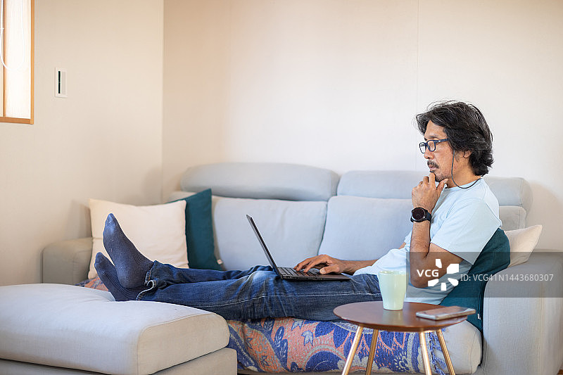 自由职业者在家庭办公室工作图片素材