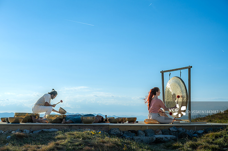 音乐疗法，男女演奏铜锣图片素材