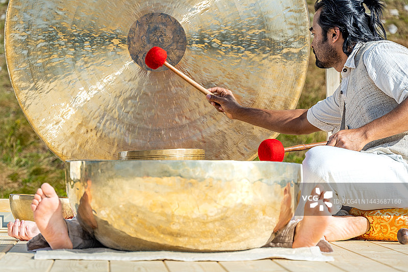 音疗场景：男人演奏铜锣图片素材