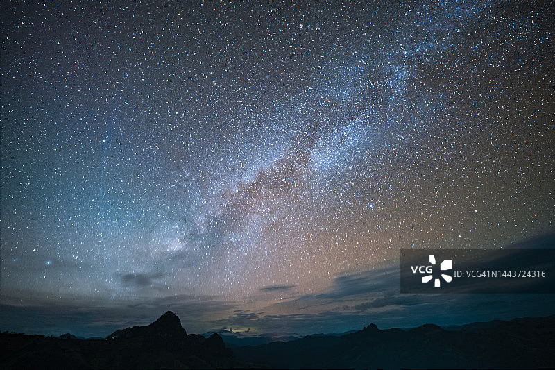 泰国夜丰颂山上的银河图片素材