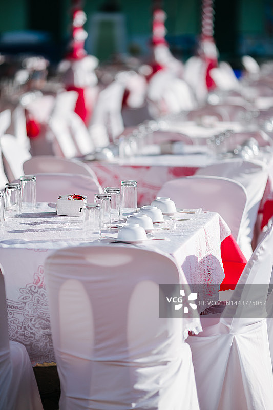 餐桌上的餐具和玻璃杯图片素材