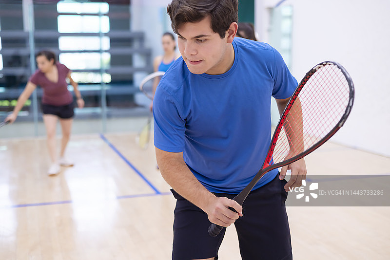 练习中的年轻壁球运动员图片素材