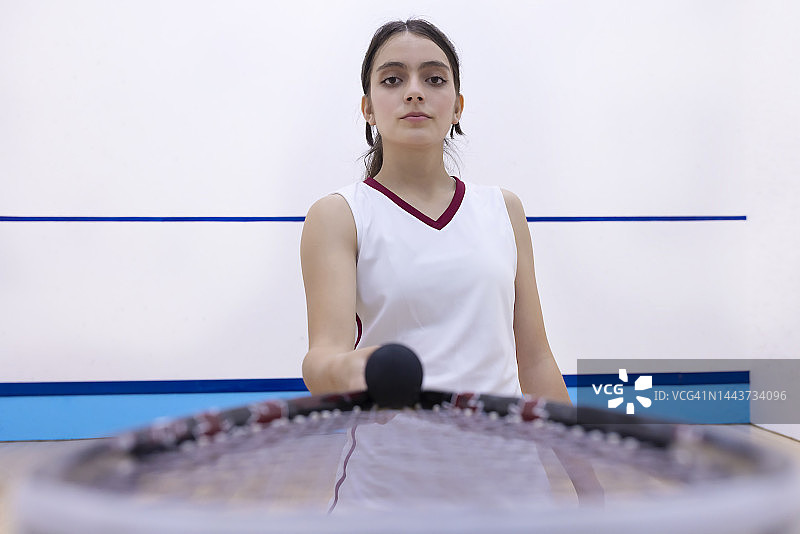 手持球拍的年轻壁球运动员肖像图片素材