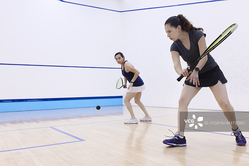 壁球运动员准备击球图片素材