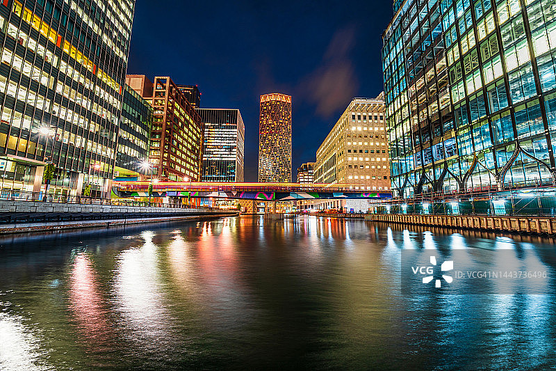 伦敦金丝雀码头金融办公楼夜景图片素材
