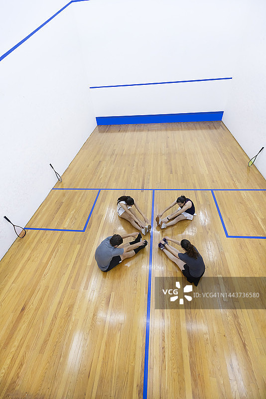 航拍在壁球场上训练后伸展运动图片素材
