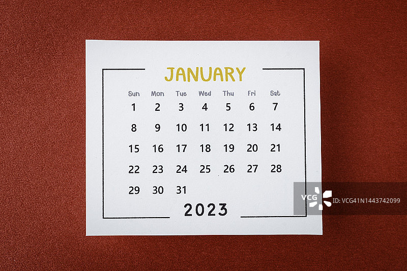 2023年台历：一月是组织者计划和确定截止日期的月份，红色纸张背景图片素材