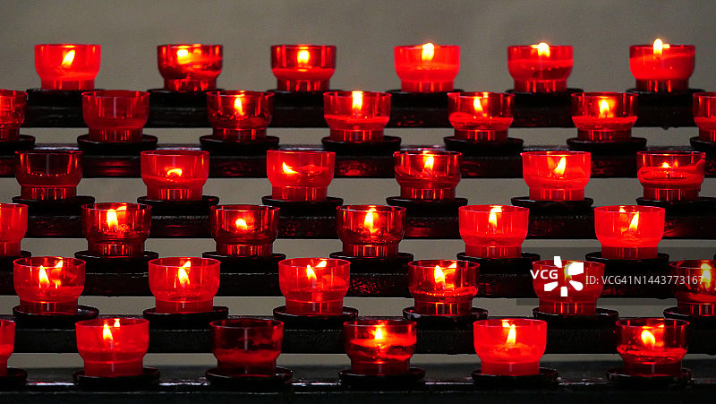 布鲁塞尔教堂中点燃的蜡烛特写图片素材