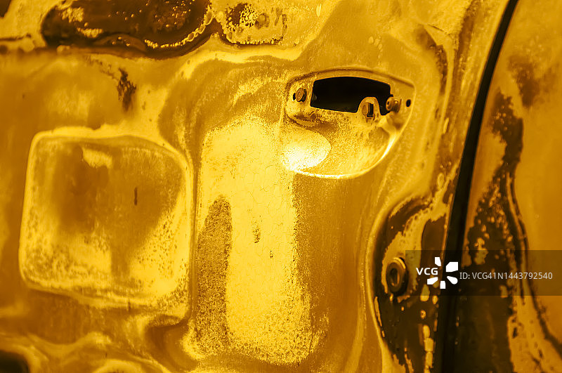 火焰损坏汽车的融化部件（数字处理）图片素材