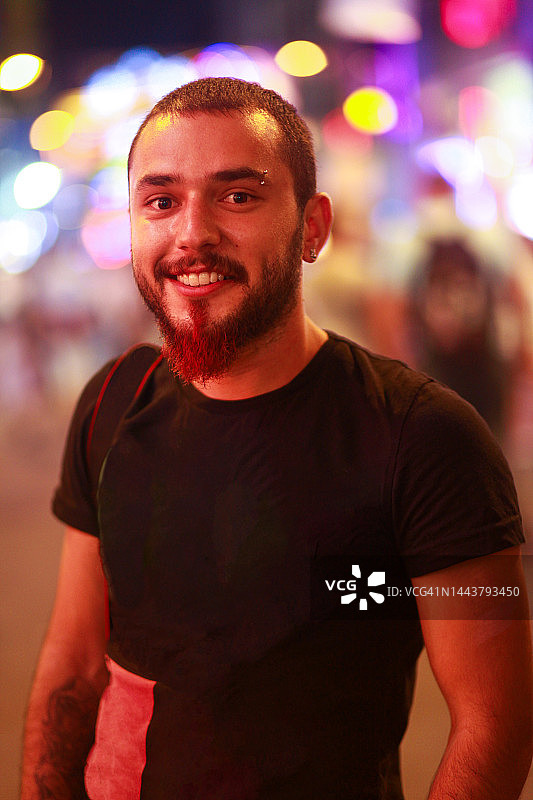 快乐的年轻人在灯火通明的街道上图片素材