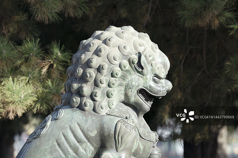 中国古代庭院门口的青铜狮子图片素材