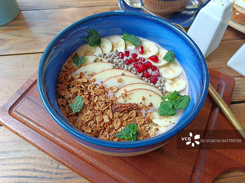 咖啡馆里一碗健康的格兰诺拉麦片和水果图片素材