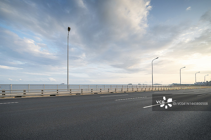 道路、路灯、云、空旷的街道、城市图片素材