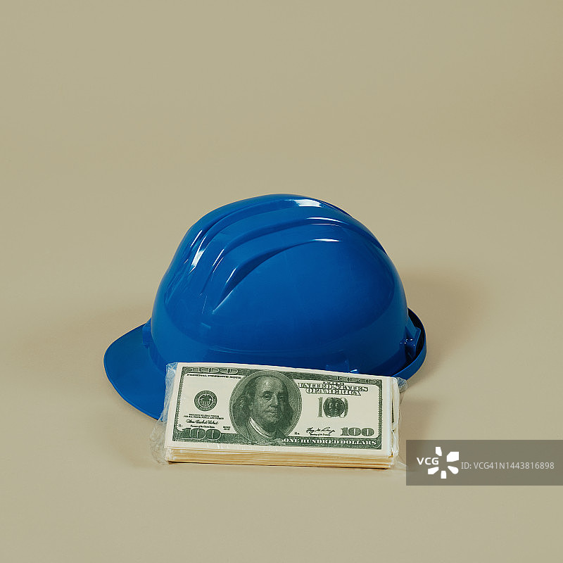 安全帽和美元纸币图片素材
