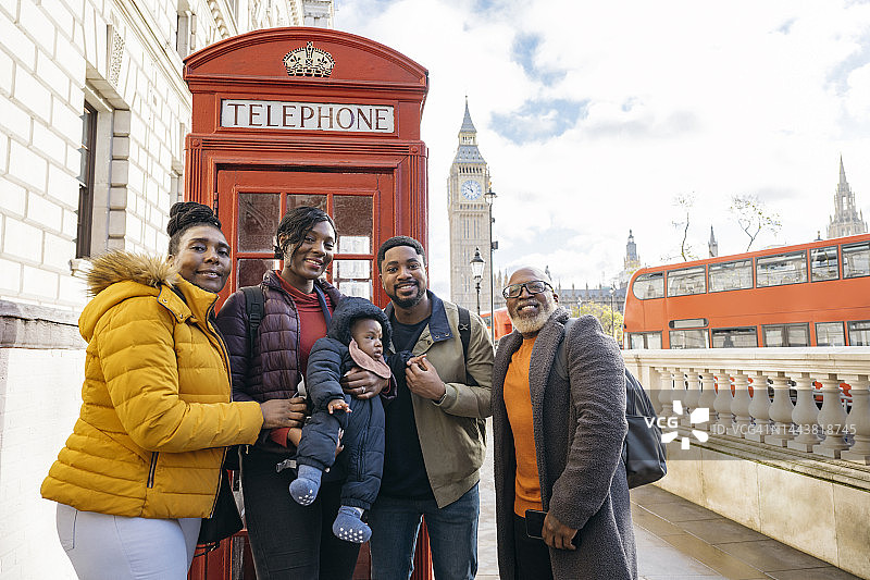 伦敦度假的黑人家庭旅行肖像图片素材