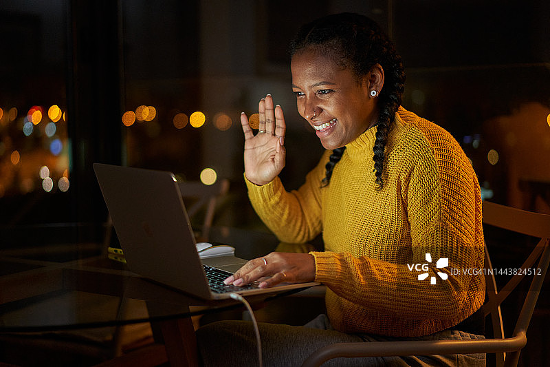 晚上使用笔记本电脑，进行视频通话，远程连接的非洲裔女士图片素材