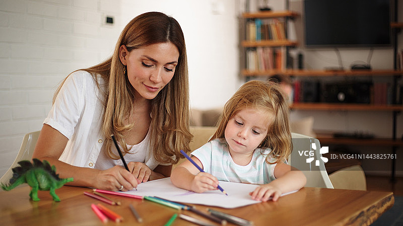母女在家一起愉快地画画图片素材