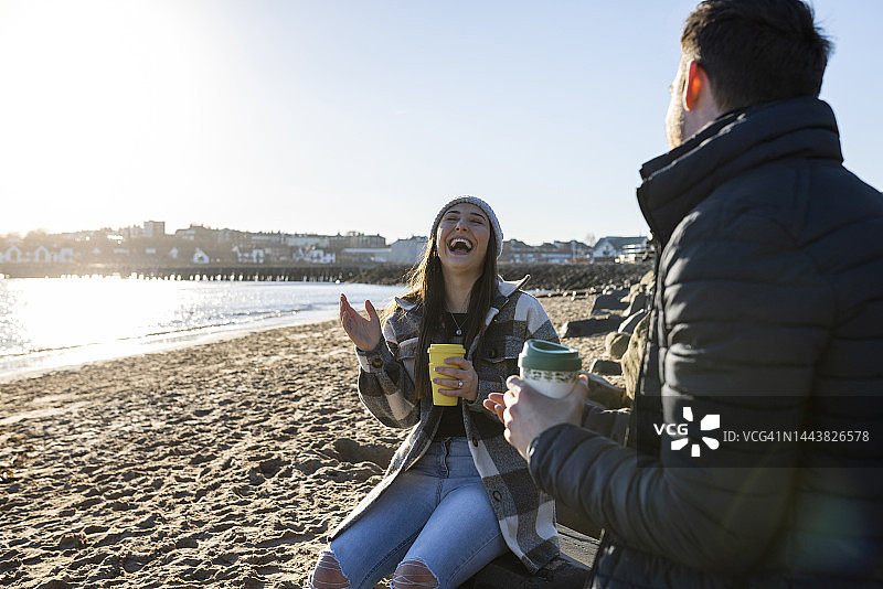 在海滩一起大笑图片素材