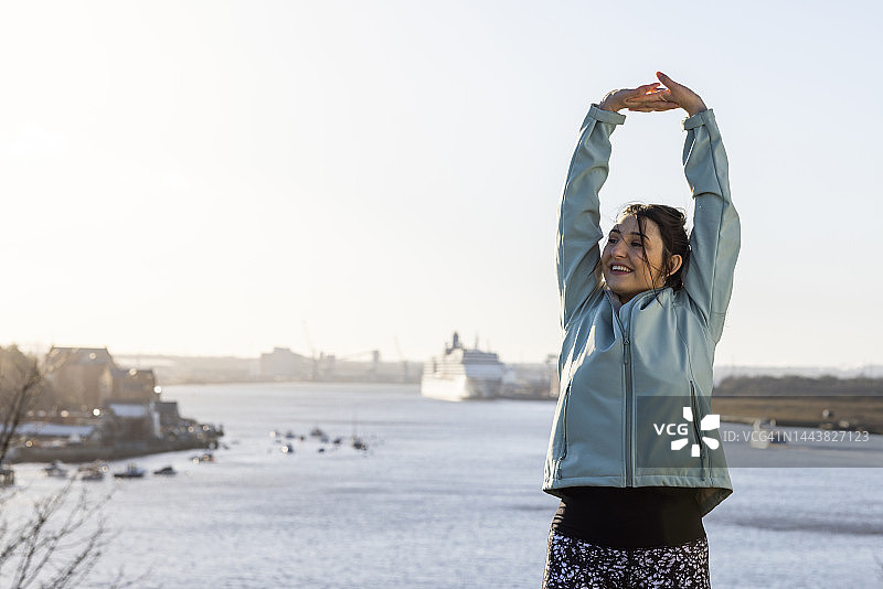 清晨的冥想锻炼图片素材