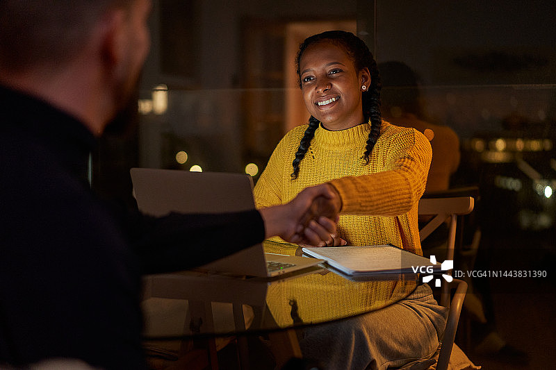 商务人士在办公室握手达成协议图片素材