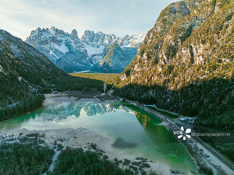 布莱埃斯湖秋季鸟瞰图片素材