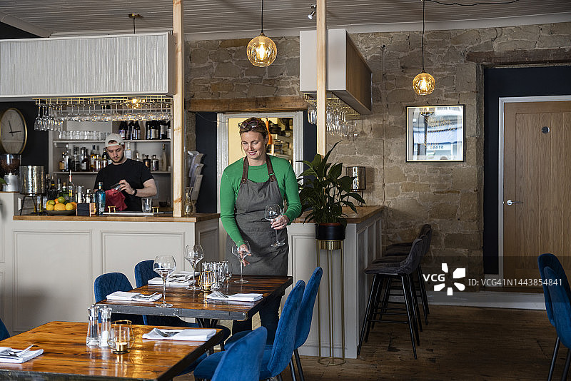餐厅内的餐桌布置图片素材