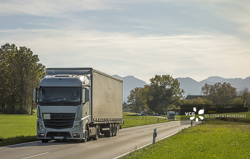 运送货物的铰接式货运卡车图片素材