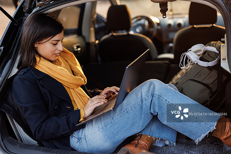 和朋友在旅途中聊天图片素材