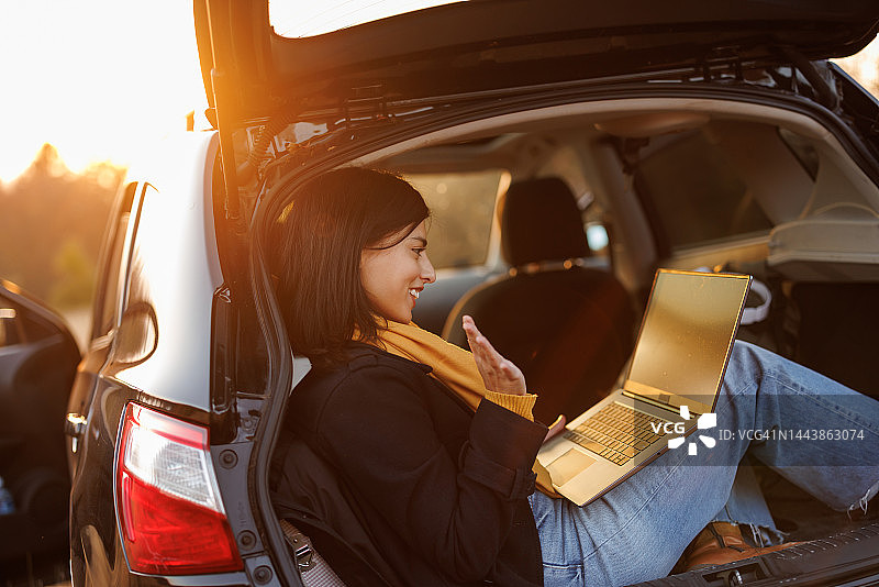 和朋友在旅途中聊天图片素材
