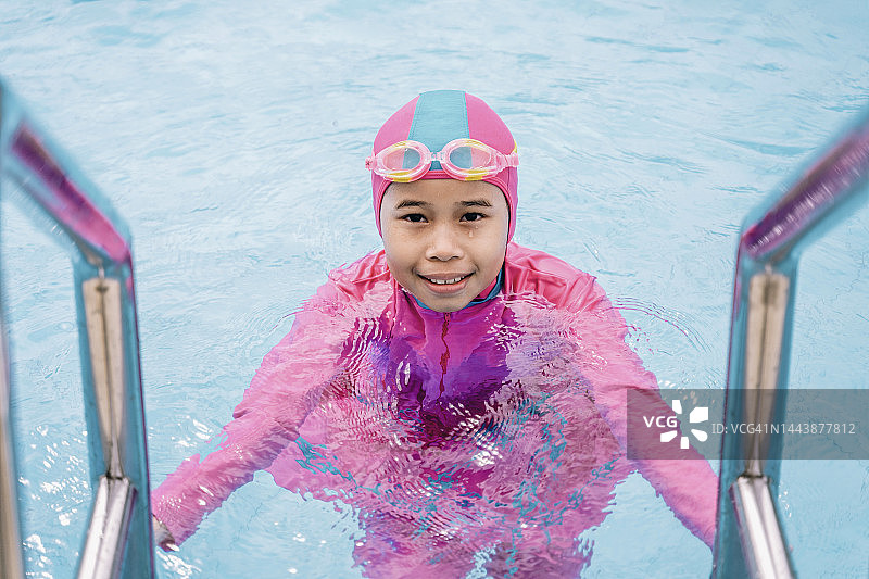在游泳池里的孩子肖像图片素材