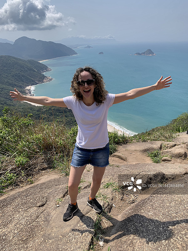 快乐的女人在里约热内卢的电报石图片素材