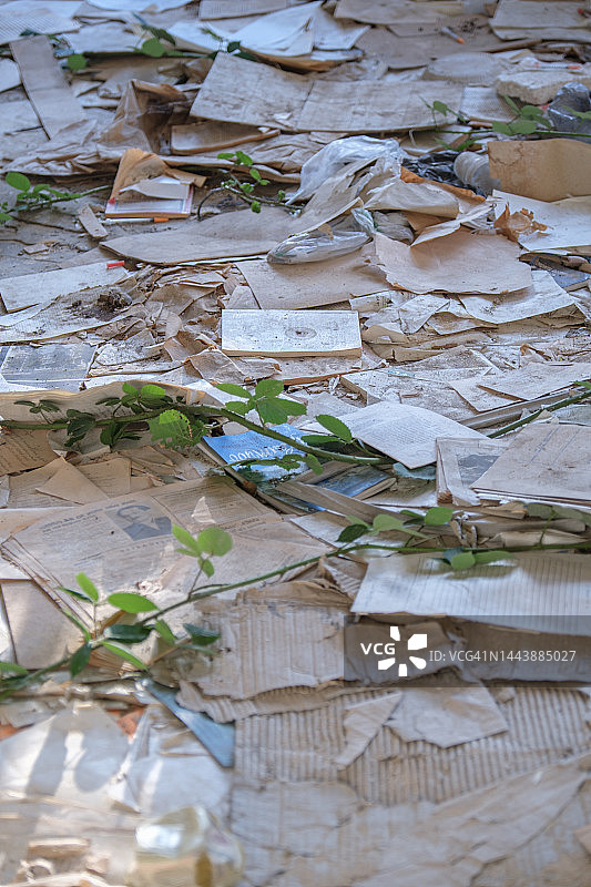 废弃建筑物地板上散落的传单图片素材