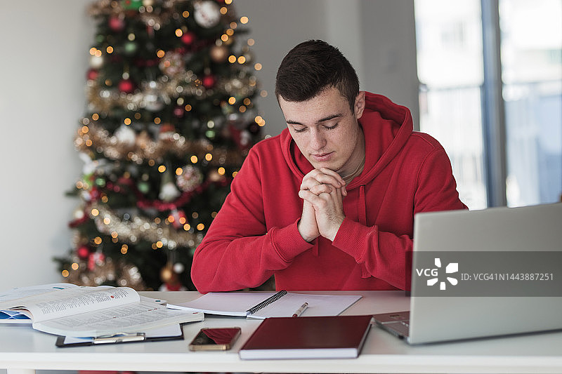 在家学习时使用科技产品的男人图片素材