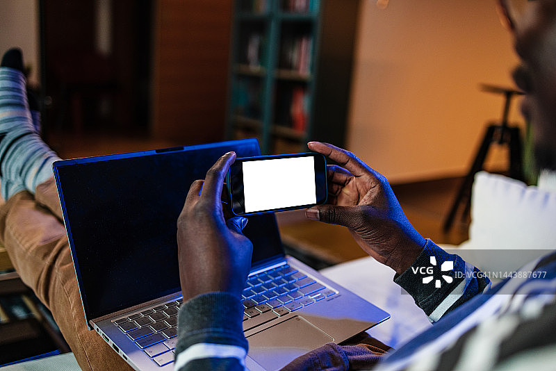 男子手持带空白屏幕的智能手机图片素材