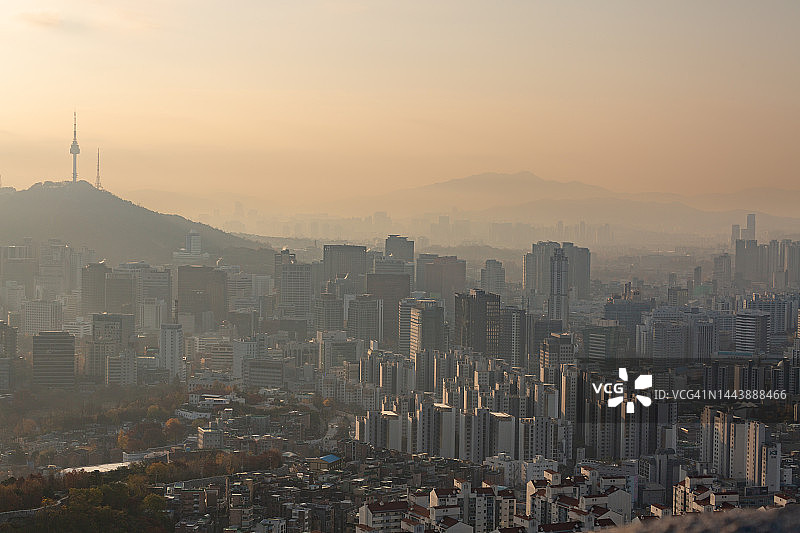 韩国秋景：从仁王山看首尔南山塔图片素材