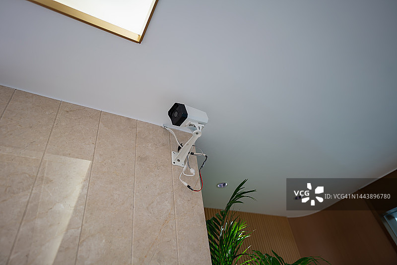 天花板角落的监控摄像头图片素材