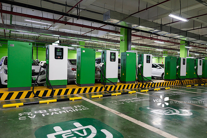 地下车库的电动汽车快速充电站图片素材