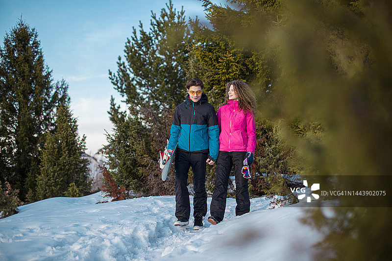 年轻情侣在森林中滑雪图片素材