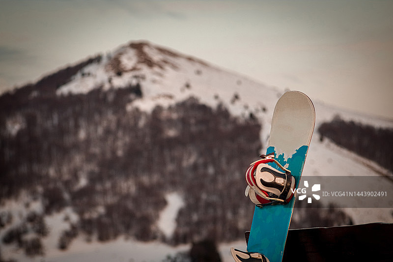 长椅上的滑雪板图片素材