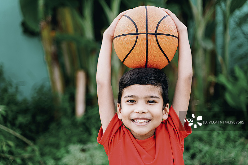 带篮球的男孩肖像图片素材