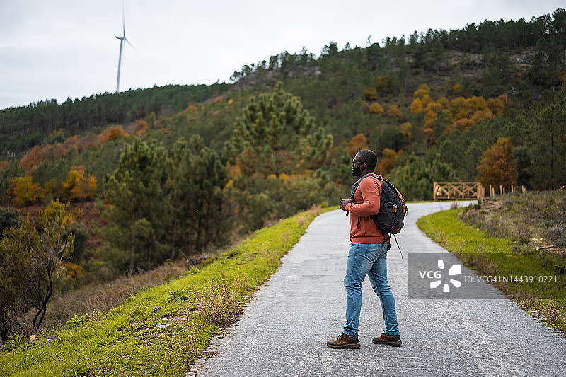 徒步旅行者走向山区图片素材